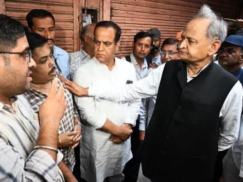 अग्निकांड के बाद दूसरे दिन भी बाजार बंद, कटला पहुंचे अशोक गहलोत